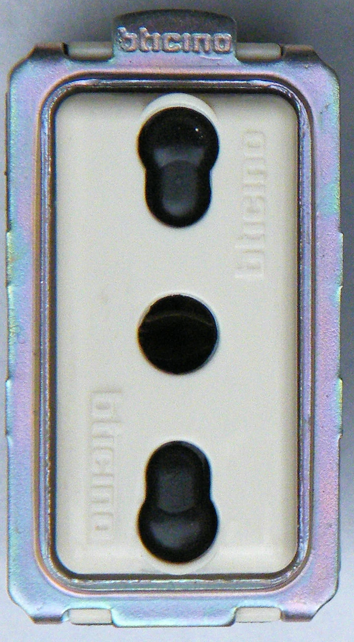 Presa elettrica italiana tipo CEI 23-50 - standard bipasso